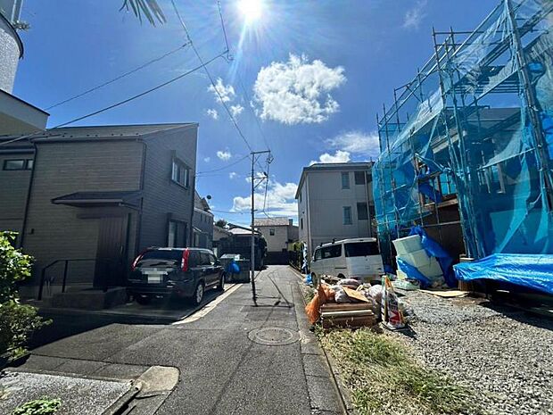 お住まいの前を通るのはご近所さんだけの閑静な私道です。静かな住環境でお過ごし頂けます。（2026年9月撮影）
