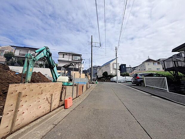 お子様と手を繋いで並んで歩けるくらい広い前面道路です。