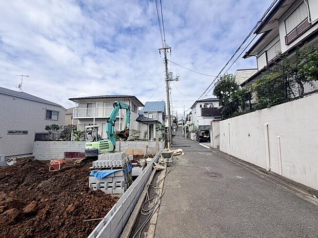 お住まいの前を通るのはご近所さんだけの閑静な道です。静かな住環境を叶えられます。