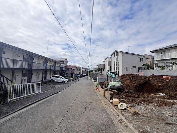 お子様と手を繋いで並んで歩けるくらい広い前面道路です。
