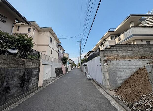 前面道路は約5.4mございますので、毎日のお車の出し入れもストレスなく行えます。(2026年8月撮影)