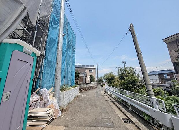 前面道路は約4ｍございますので、毎日のお車の出し入れもストレスなく行えます。（2026年9月撮影）