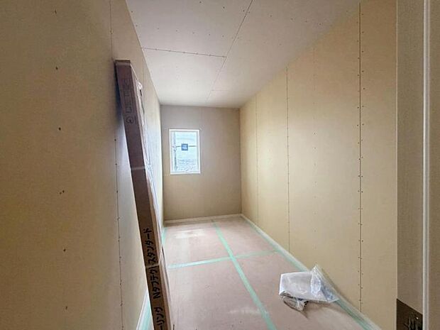 仕事や趣味のスペースとしても活用できる、多用途に使える部屋。（2026年9月撮影）