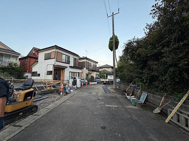 お住まいの前を通るのはご近所さんだけの閑静な私道です。静かな住環境でお過ごし頂けます。