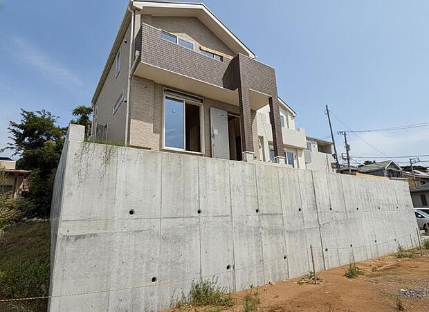 それぞれ独特の顔を持つあなただけのお住まい。各棟によって暖かい日差しの入り方・見え方も違うお住まい。実際の日当たりや現地の雰囲気もご確認くださいませ。(2026年9月撮影)