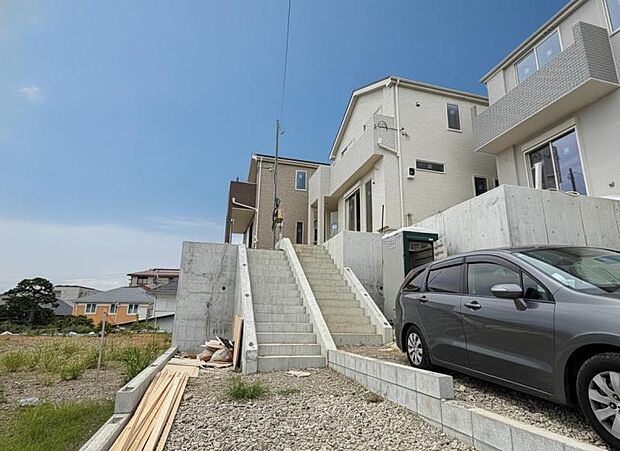 敷地内に設けられた駐車スペース。(2026年9月撮影)