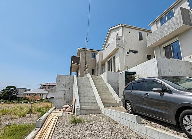 敷地内に設けられた駐車スペース。(2026年9月撮影)