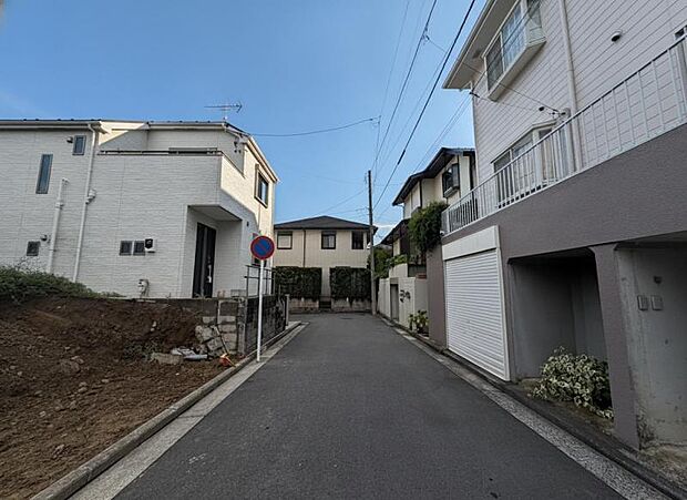 周辺環境や街並みなど、図面だけでは分からない現地の雰囲気もぜひご確認くださいませ。（2026年9月撮影）