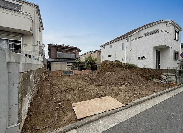 完成前の状態をご覧頂くことで、隣接した環境をしっかりとご確認頂けます。（2026年9月撮影）
