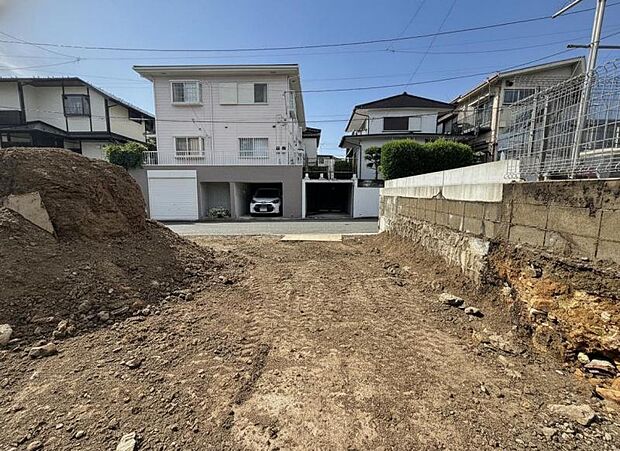 更地の状態をご覧頂くことで、隣接した環境をしっかりとご確認頂けます。（2026年9月撮影）
