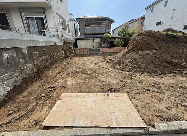 建物につながる駐車スペースなので、重い荷物の出し入れの負担を最小限に抑えられます。（2026年9月撮影）