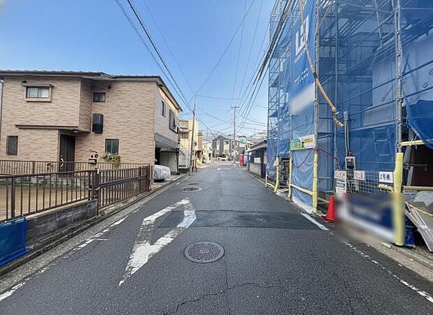 幅員のある道路で、車の出入りもスムーズに行えます。