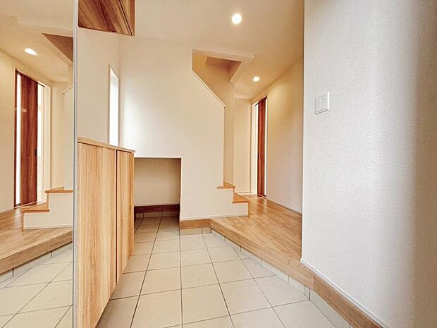 上質感漂う玄関と廊下。居住者の帰り、訪れる方を優しく迎える・安らぎに満ちた生活空間を予感させてくれます。