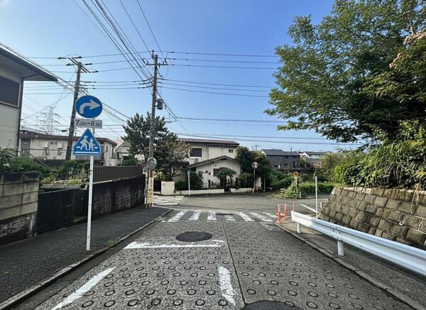 周辺環境や街並みなど、図面だけでは分からない現地の雰囲気もぜひご確認くださいませ。（2026年9月撮影）