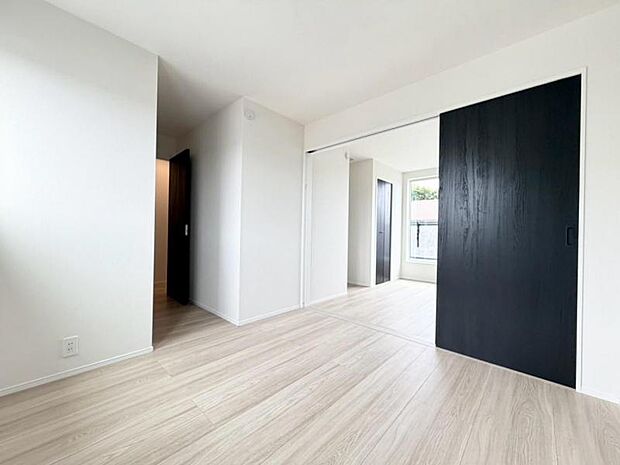 居室内に余計な家具を置く必要がないので、シンプルですっきりとした暮らしが実現しています。