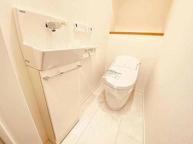 タンクレスタイプのトイレは清潔感をモチーフにしており広々とした空間を実現しております。ゆったりとした空間を実現し圧迫感は少なくなっています。