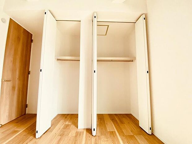クローゼットには枕棚とハンガーパイプが備えられているので、大切なお洋服にしわを付けずにそのまましまうことが出来ます。思い出のお洋服は思い出と一緒に大切に保管しましょう。