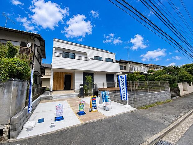窓からたっぷりと陽光が注がれる明るい住まい。ご家族の成長に合わせてお住まい頂ける仕様の間取り。日々の疲れを癒してくれる主寝室。お子様も自分のお部屋でお勉強など出来るお部屋のご用意もございます。