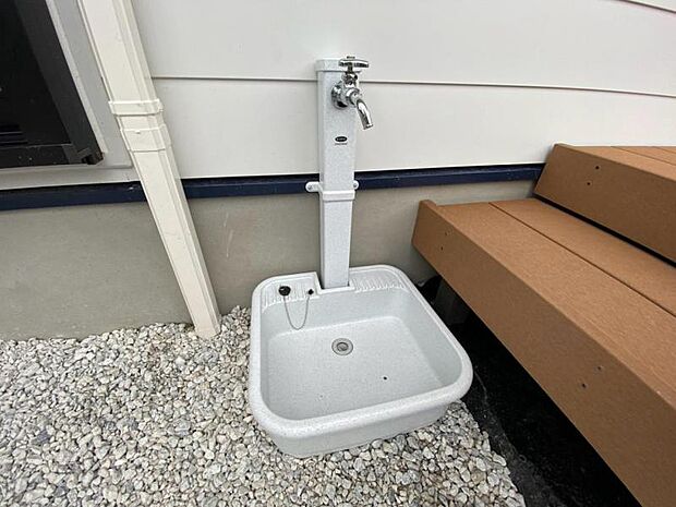庭スペースには水栓も完備。外壁のお掃除やガーデニング等にも便利ですね。