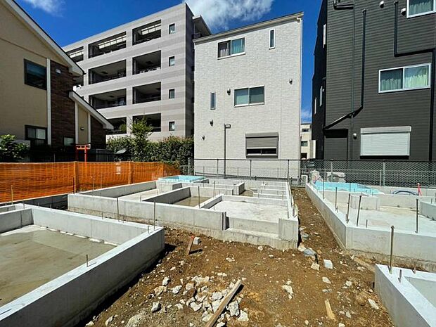 完成前の状態をご覧頂くことで、隣接した環境をしっかりとご確認頂けます。(2026年9月撮影)