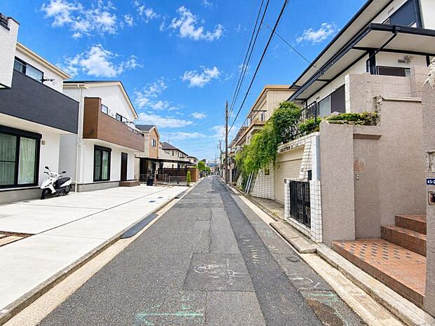 お住まいの前を通るのはご近所さんだけの閑静な道ですので、静かな住環境を叶えられます。