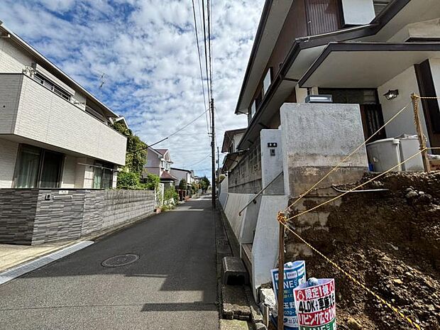 前面道路は約4.5ｍございます。毎日のお車の出し入れもストレスなく行えます。（2026年9月撮影）