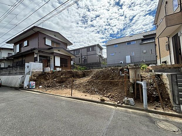 完成前の状態をご覧頂くことで、隣接した環境をしっかりとご確認頂けます。（2026年9月撮影）