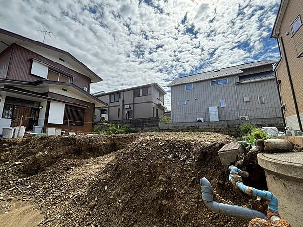 更地の状態をご覧頂くことで、隣接した環境をしっかりとご確認頂けます。（2026年9月撮影）
