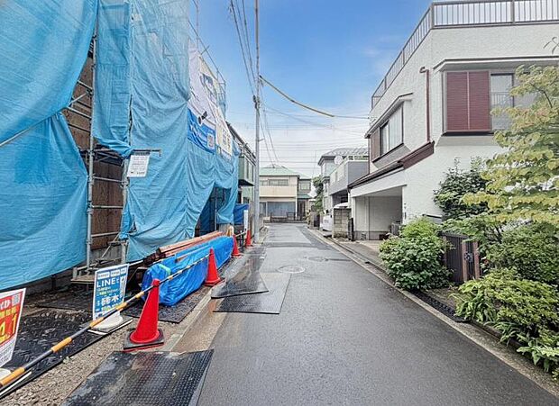前面道路は約4mございますので、毎日のお車の出し入れもストレスなく行えます。(2026年9月撮影)