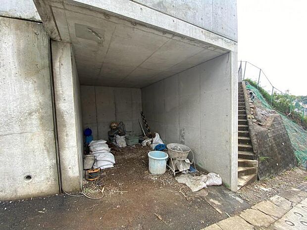 建物下の屋根付き駐車場。雨天時も濡れにくく、荷物の出し入れも便利です。