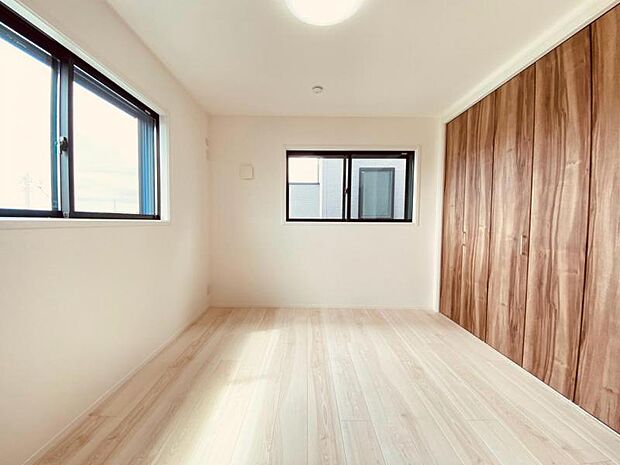 過ぎ行く時間をゆったりと感じることができる落ち着いたお部屋。リビングで楽しく過ごした後はプライベートな時間を満喫できます。