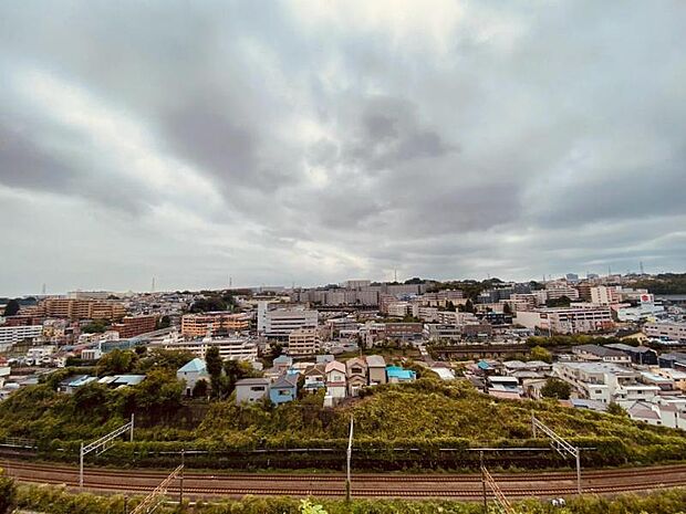 陽光、風通しのよいバルコニー。お洗濯物もたっぷりと干せます。