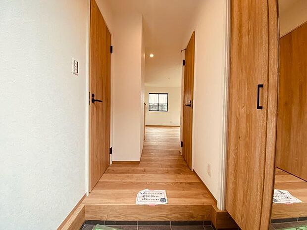 上質感漂う玄関と廊下。居住者の帰り、訪れる方を優しく迎える・安らぎに満ちた生活空間を予感させてくれます。