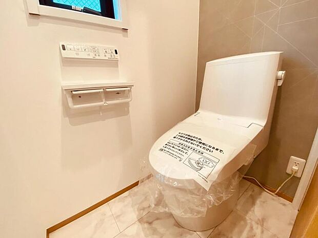 清潔感溢れるトイレ。落ち着いた空間で安らぎのひとときをお過ごしいただけます。