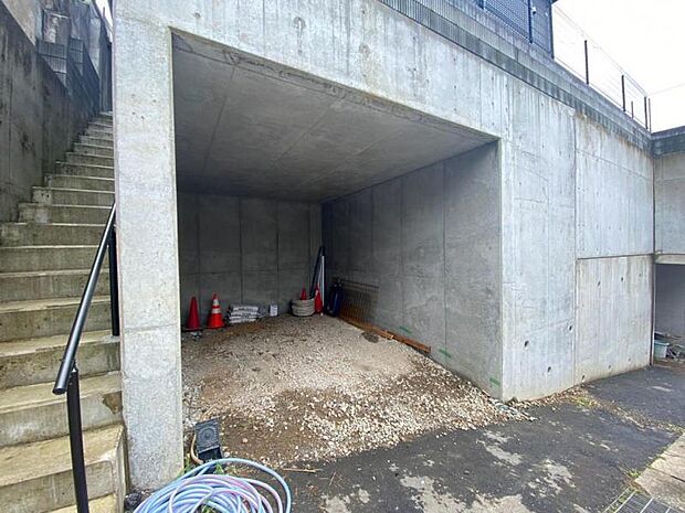 建物下の屋根付き駐車場。雨天時も濡れにくく、荷物の出し入れも便利です。