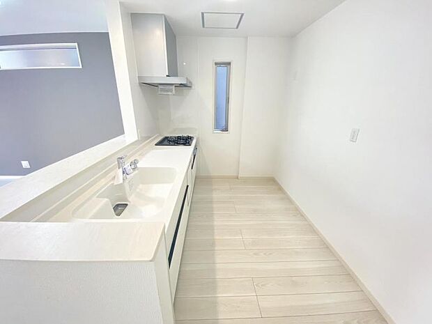 広々システムキッチンは2人で立っても窮屈さを感じさせません。お休みの日にご家族みんなでお料理を楽しめます。