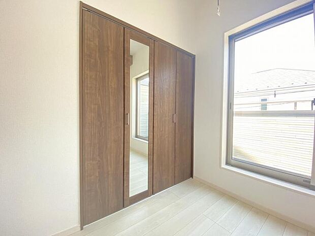 主寝室の収納には姿見の鏡も設置されております。朝の身だしなみのチェックにも役立ちますね。