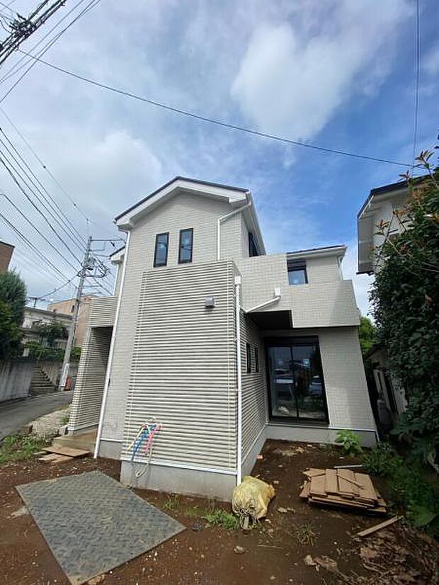 爽やかな陽光がもたらす至福の時間、ゆっくりと装いを変えていく街の情景、この街ならではの美しい情景が織りなす時を感じ始まる家族の物語。
