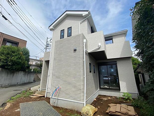 素材の持つ独特な存在感により「永く住み続ける住まい」にふさわしい住宅が完成しました。