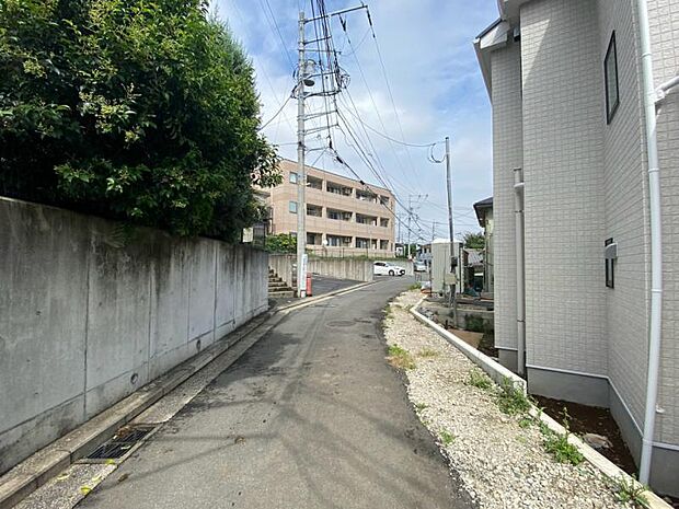 前面道路は車通りの少ない道です。小さなお子様も安心してお過ごしいただけます。