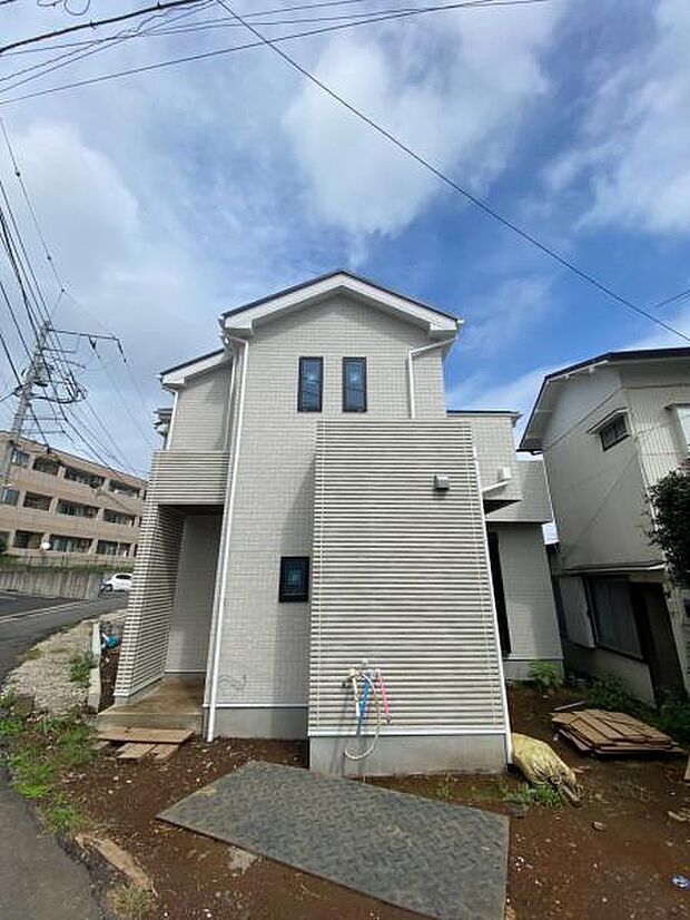 街に溶けこみ美しい景観を生み出すこの邸宅は、採光や風通しまで考え抜いて造りあげました。