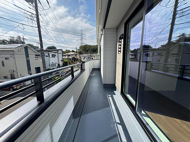 風の通り道。舞い込んでくる風が優しく躍り、室内に爽やかな空気を運んできます。(2026年9月撮影)