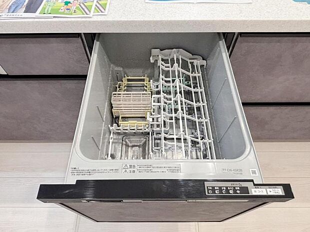 食器洗浄乾燥機を標準装備。作動中は他の家事を並行して進めることができ、家事の時短と負担軽減につながります。高温、高圧水流で洗浄するため、除菌・消臭効果が期待でき、衛生面での安心感が高まります。また、手