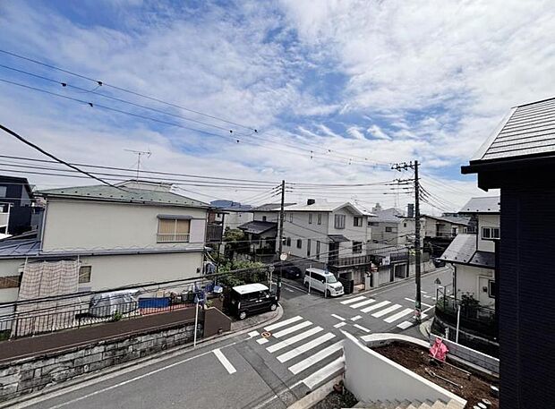 開放感のある眺望。陽光、風通しのよいワイドバルコニー。お洗濯物もたっぷりと干せます。(2026年9月撮影)