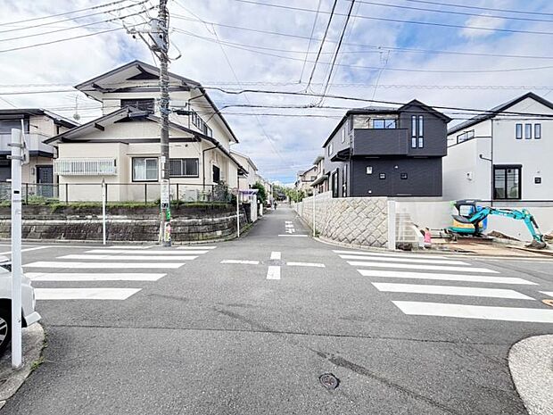 前面道路は整備されており、落ち着いた住宅街に位置しています。(2026年9月撮影)