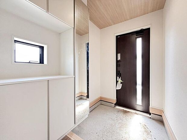 お住まいの顔となる玄関。開放的な吹抜天井で、安らぎに満ちた生活空間を予感させてくれます。(2026年9月撮影)