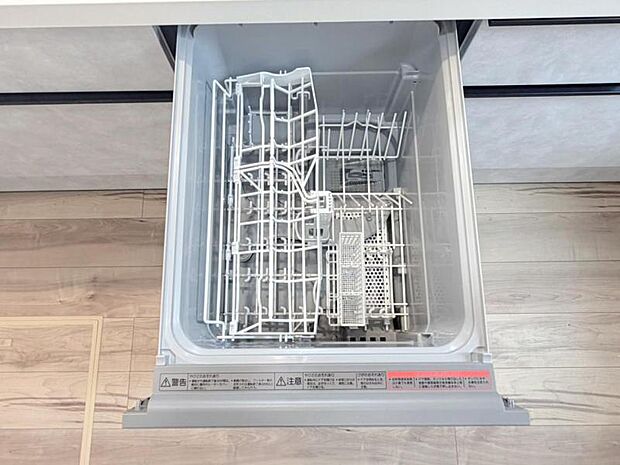 食器洗浄乾燥機 食器洗浄乾燥機を標準装備。作動中は他の家事を並行して進めることができ、家事の時短と負担軽減につながります。高温、高圧水流で洗浄するため、除菌・消臭効果が期待でき、衛生面での安心感が高ま