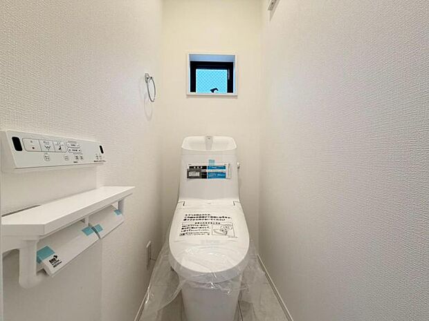 ウォシュレット付きのトイレ。落ち着いた空間で安らぎのひとときをお過ごしいただけます。