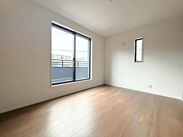 大きな窓からたっぷりと陽光が注がれる明るい空間。自由度が高いので家具のレイアウトでお好みの空間を創りだせます。