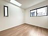 子供部屋：天窓付きで窓からたっぷりと陽光が注がれる明るい空間。リビングで楽しく過ごした後はプライベートな時間を満喫できます。